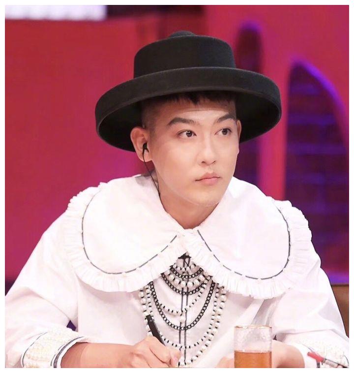 看到姜思达夸张的红毯造型我还是觉得他之前的风格更帅