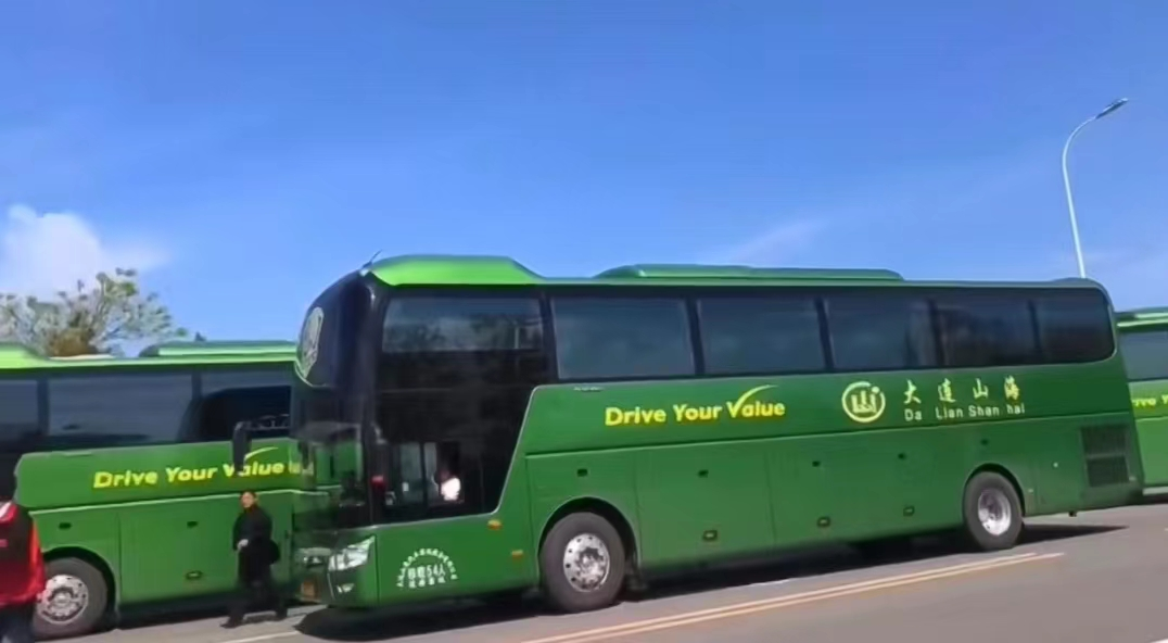 山海集团斥资近1亿元,定制采购了100辆宇通豪华旅游大巴车,从车型