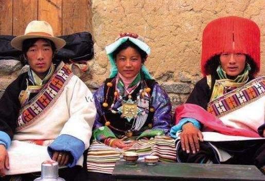 众所周知,在中国如果一个人同时和两个人结婚,不仅会犯重婚罪,还要