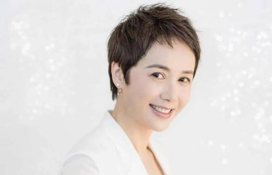 蒋雯丽自从剪了超短发后人都洋气了不少果然超短发型才显年轻