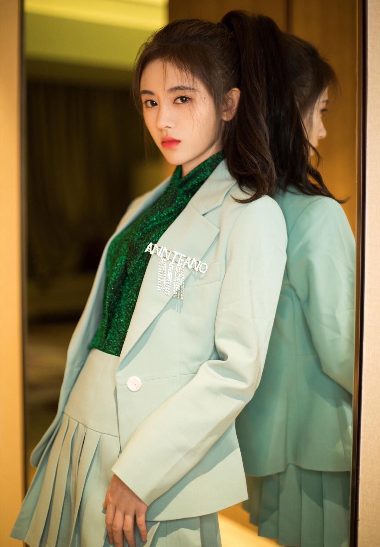 鞠婧t真魅惑!吊带小抹胸秀出"水蛇腰",这身材真是人见人爱