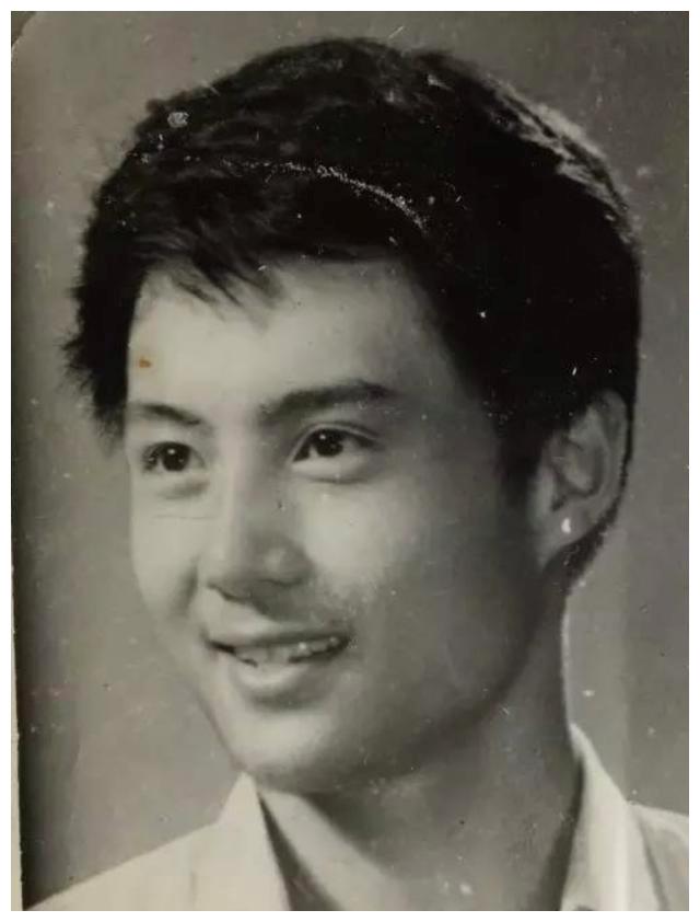 有种落魄叫白龙马王伯昭30年前拿1500元片酬如今街边卖卤味