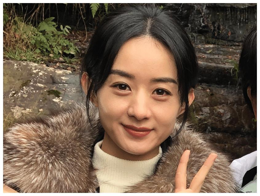 而这不,当赵丽颖跟其他学生同框的时候,赵丽颖的头围又暴露了优势.