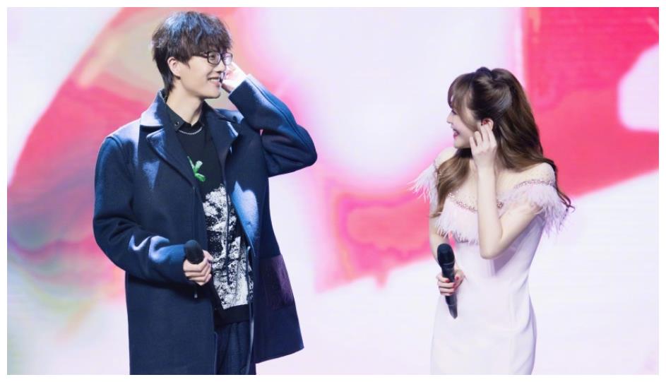 金莎对耿斯汉没有心动跟许嵩合作时的对视超甜蜜画面非常唯美