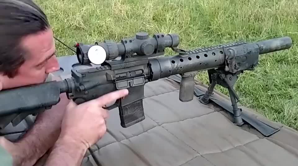 配备消音器的小口径mk12狙击步枪射击声音小的基本可以忽略了