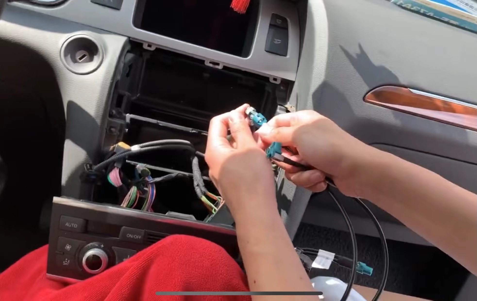 奥迪q7无线carplay模块10年-15年升无线hicar加装教程|视频线|模块