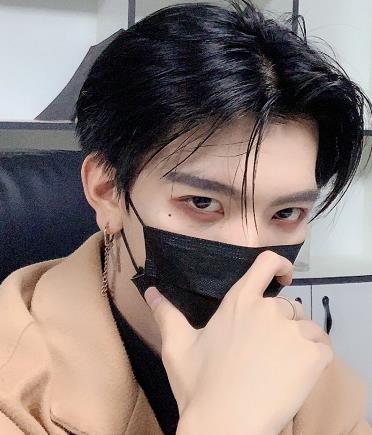 比肩男团的百万网红七鹤大人露出真面目万千小青年的初恋