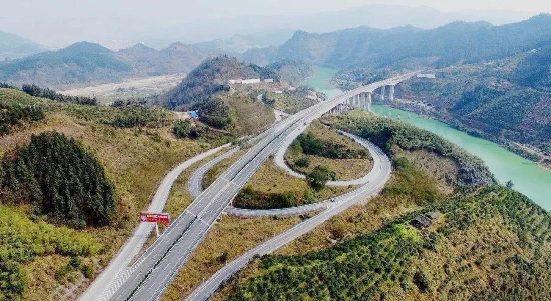 网络图由丹寨县扬武镇引出,和余安高速交叉,之后往东北经雷山县大塘镇