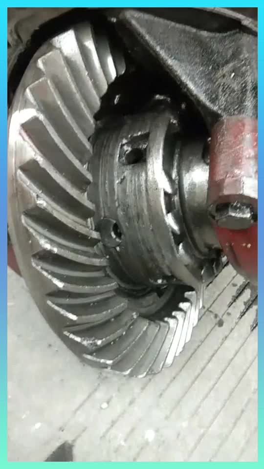 卡车长期锁桥的原因,齿轮算是报废了,车主修下不少钱!