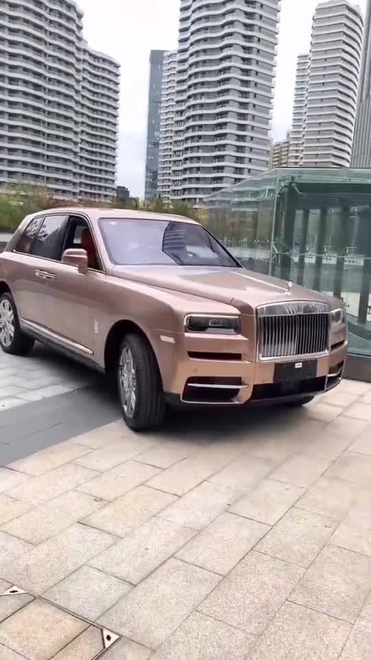 见识一下玫瑰金色的劳斯莱斯库里南,独特的魅力令人心醉