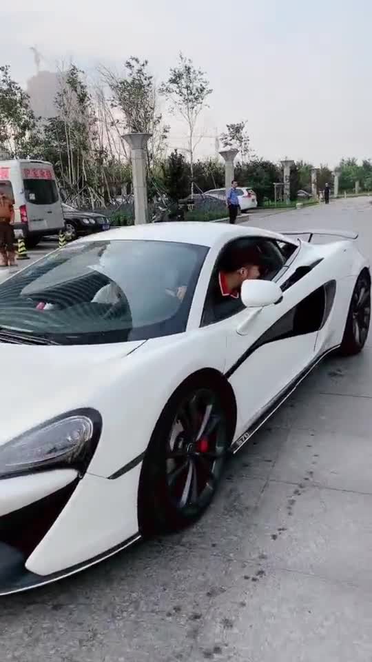 网红白小白开超跑逛街,这车开出去好吸引眼球_手机新浪网