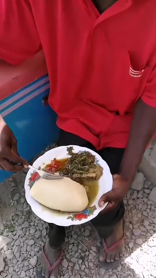 非洲人吃饭为什么要把舌头伸出来接着呢直接放嘴里吃呗