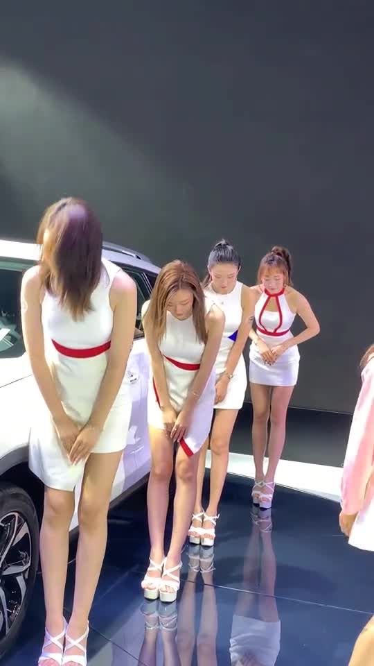 小姐姐们的这个弯腰看出了人品