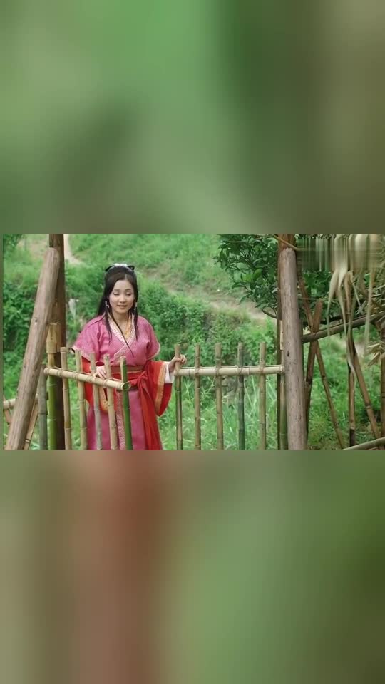 白蛇后传小青和鲍仁恩爱没想到暖暖看了不乐意转身就走了