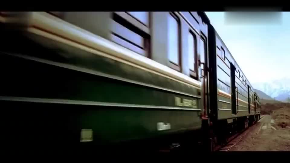 天下无贼:刘德华跟人在火车顶上比胆子,失手险些坠下深渊