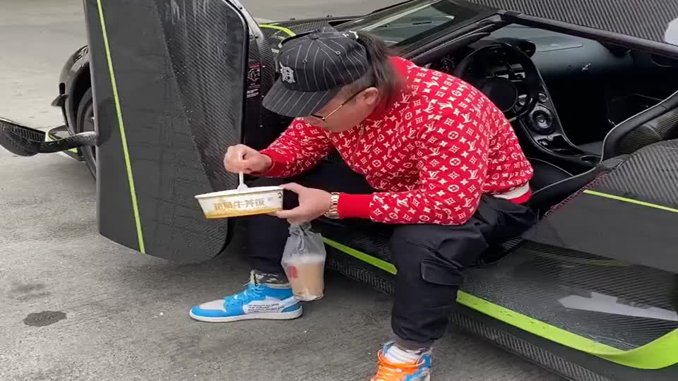广东表哥开着超跑,一身上下全是名牌,不也要吃着路边的小吃_新浪新闻