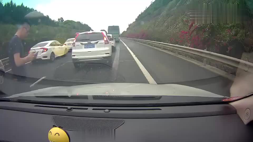 高速堵车不断的按喇叭,手机一掏全部安静了!