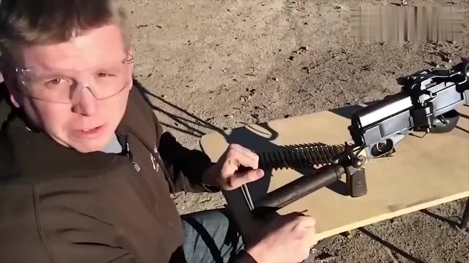国外大叔靶场试射哈齐开斯机枪, 采用弹板供弹, 几秒钟就清空了