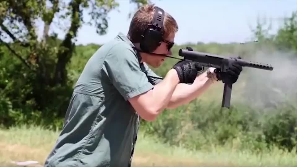 各种武器靶场射击测试,论射速第一款的冲锋枪能排第一_新浪新闻