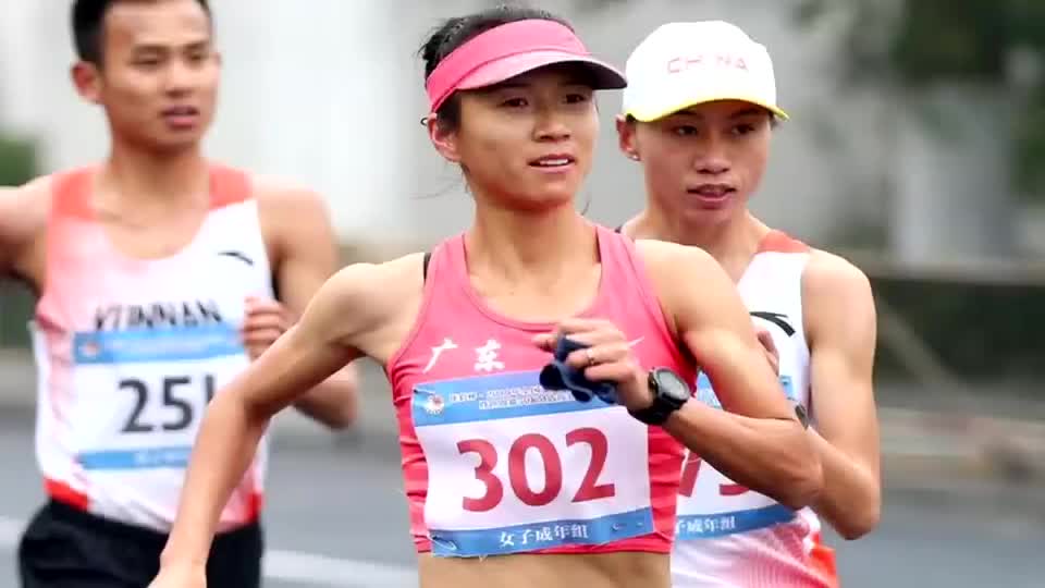 别开生面 上演端盘子竞走