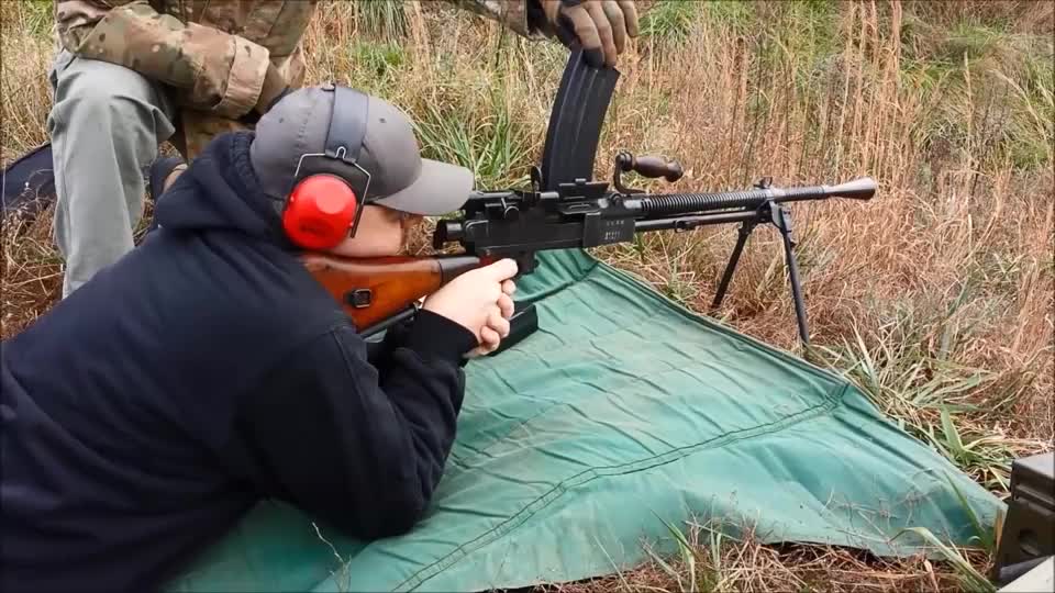 实测二战日本最先进的99式轻机枪,为什么扶着弹匣,是怕掉了吗?