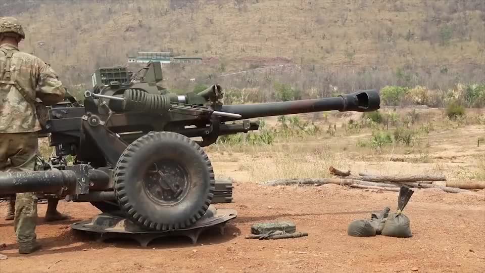美国陆军m119a3榴弹炮直接射击练习