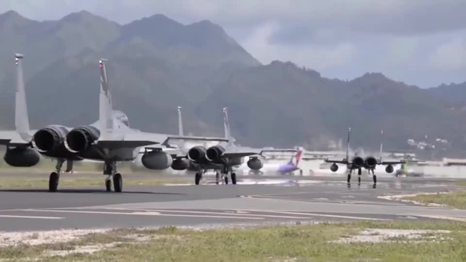 军用机场大批先进战斗机排队升空,场面难得一见