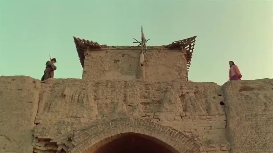 孙悟空凑热闹往城墙上一看,不料竟是至尊宝在拒绝紫霞仙子,诡异