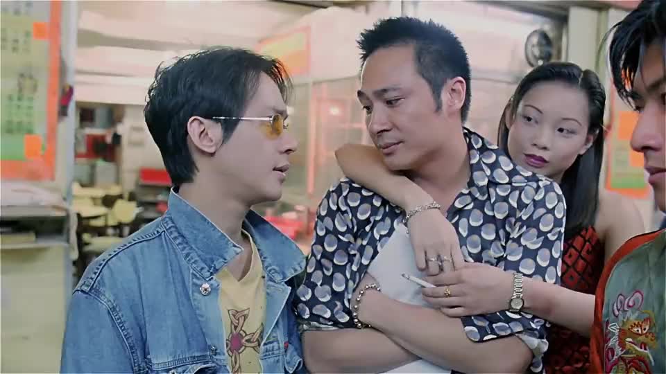 古惑仔b哥请徒弟们吃饭靓坤前来找茬一旁的小弟十分嚣张