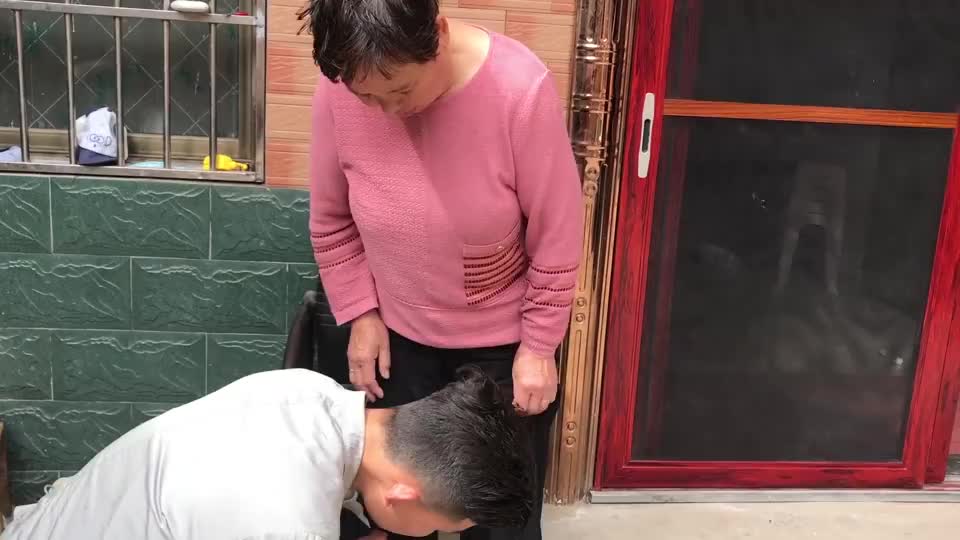 洪涛回家探望婆婆的腿和妞妞全程没交流夫妻俩场面真尴尬