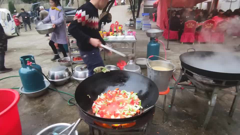 湖南农村酒席现场,大厨炒菜看着真厉害,这技术值500块一天吗_新浪新闻