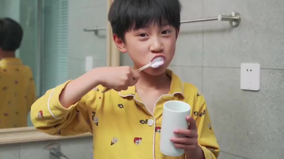 宝宝刷牙要不要用牙膏无氟还是有氟更好听听权威的建议