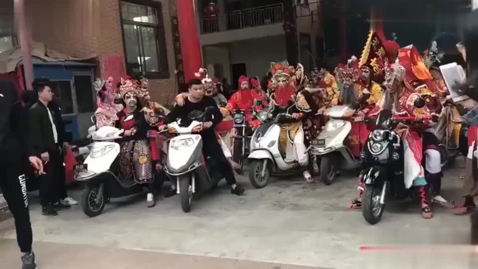 天庭开会凡人让路