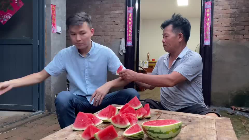 洪涛帮妞妞一起收拾破烂,还叮嘱岳父照顾身体,岳父脸上露出笑容