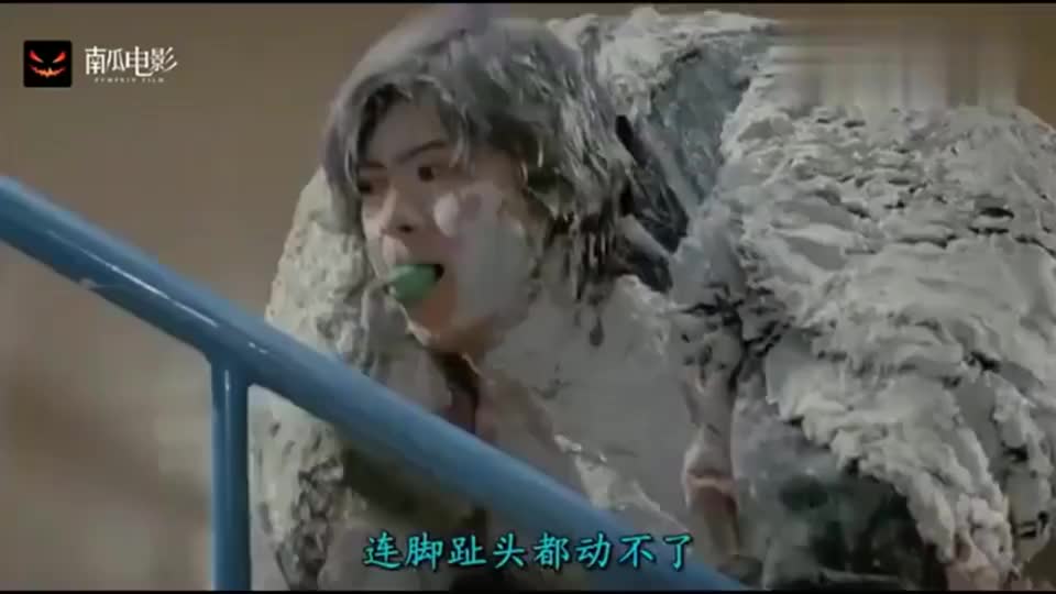 力王的力气真是大,哪怕身上被水泥涂满,照样扛起强壮大汉!