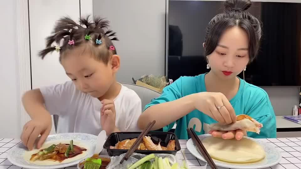 挑战给儿子扎辫子，扎多少辫子吃多少美食，我想生女儿了