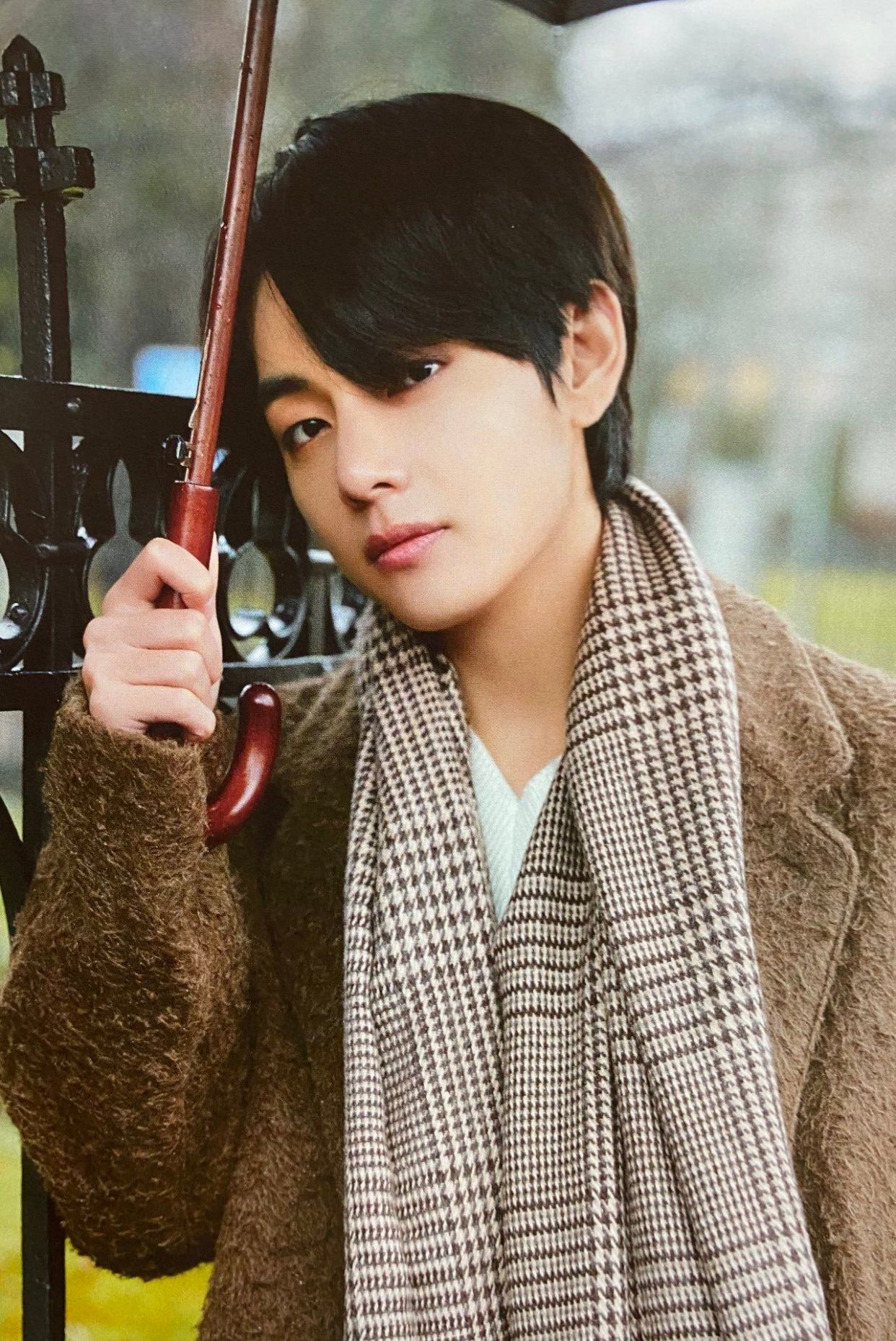 防弹少年团金泰亨美照公开 眼神深邃时尚满分