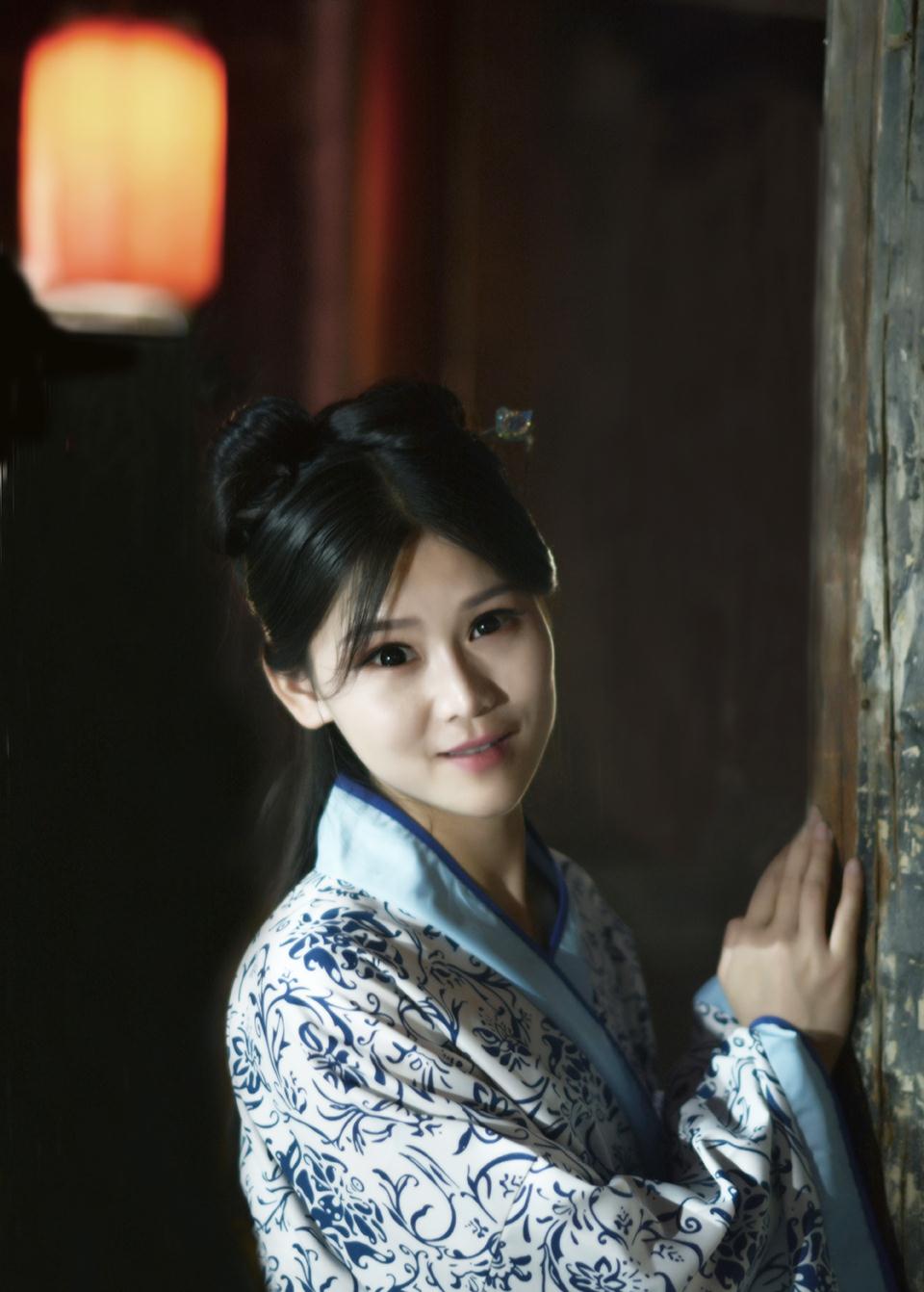 夜幕红灯高高挂珊阑处古典佳人凝目深情百媚生