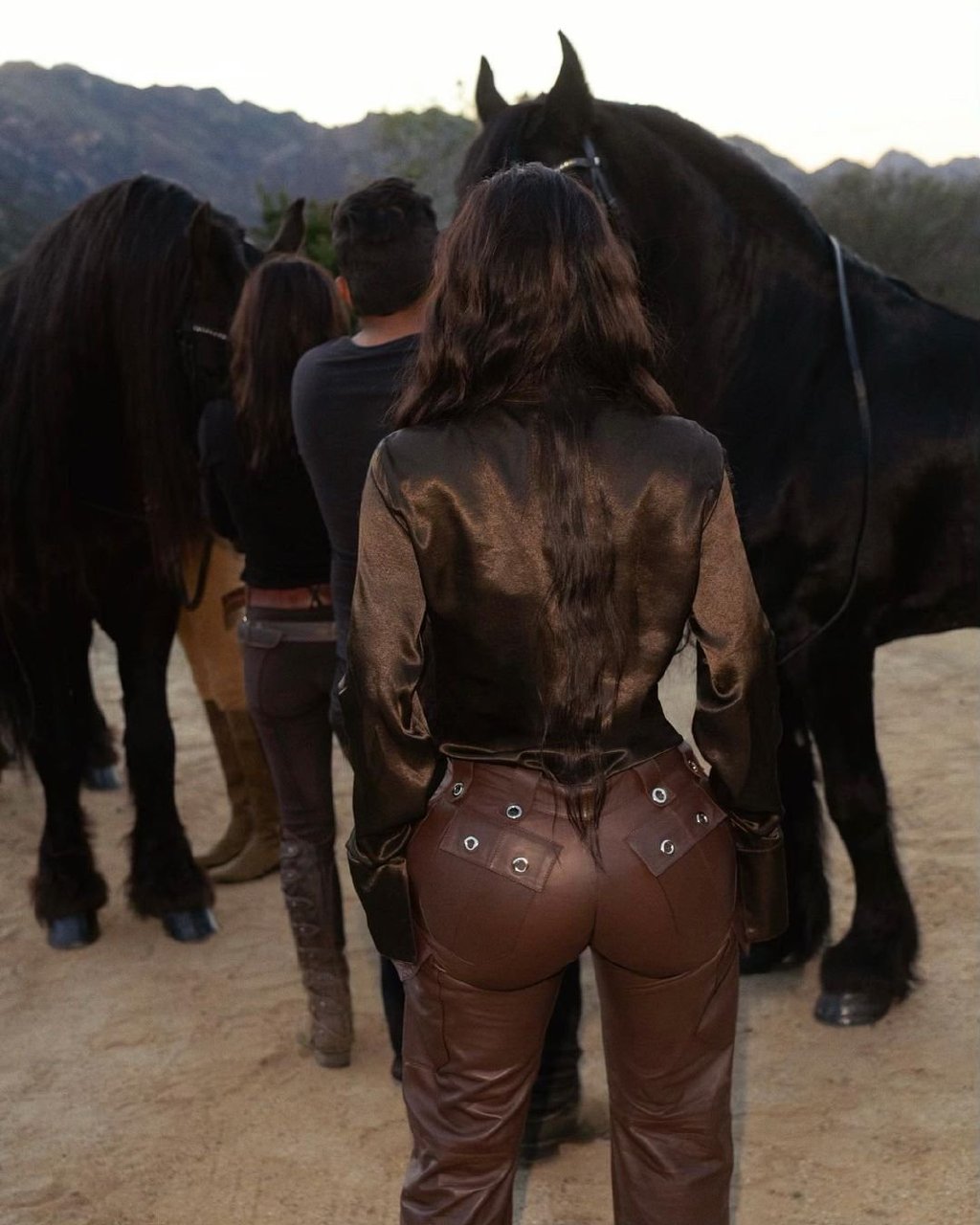 卡戴珊晒骑马照,抹胸皮衣配皮裤,气质高贵迷人