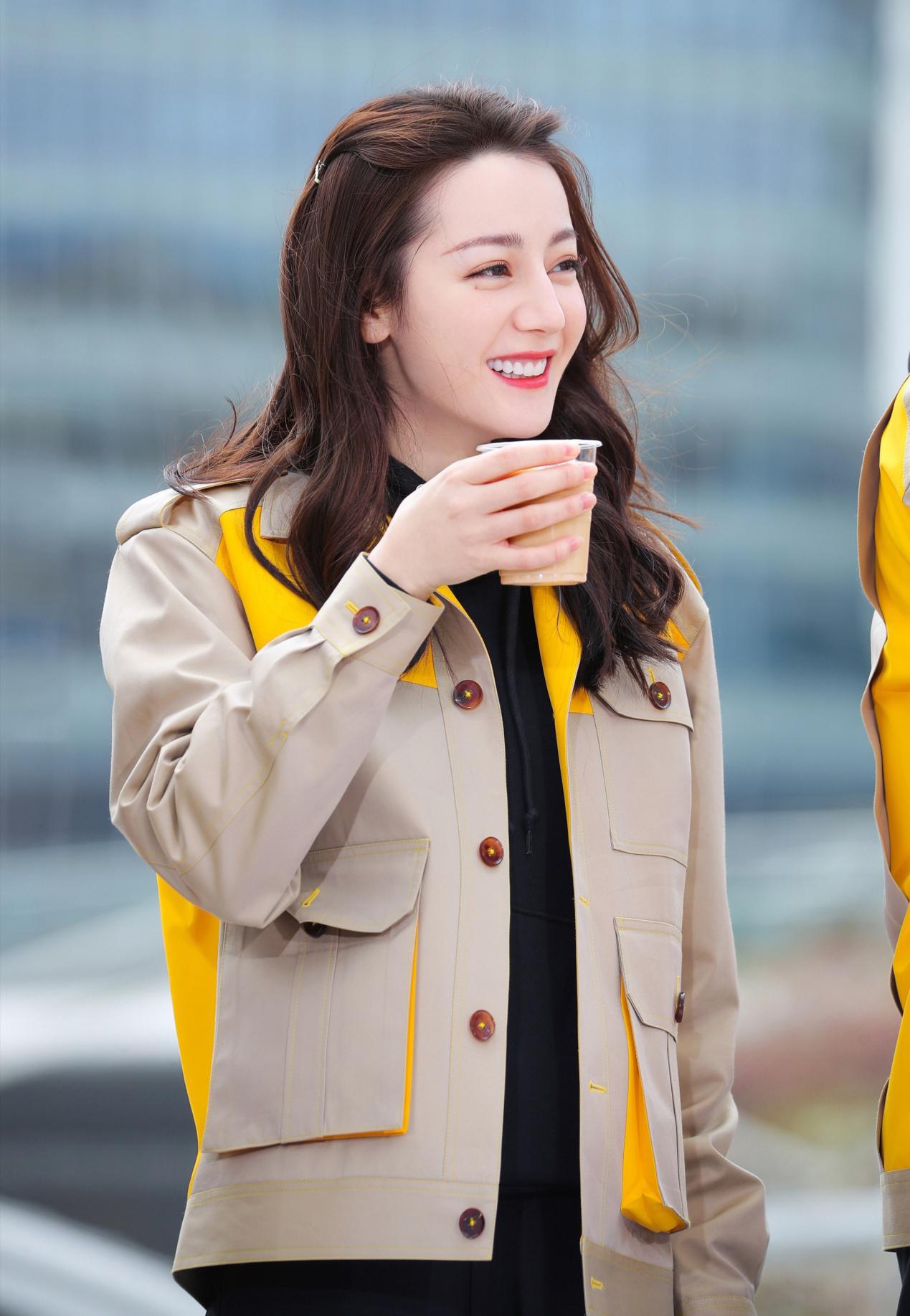 热巴上综艺终于放开!皮质外套配卫衣真减龄,披肩卷发软萌可爱