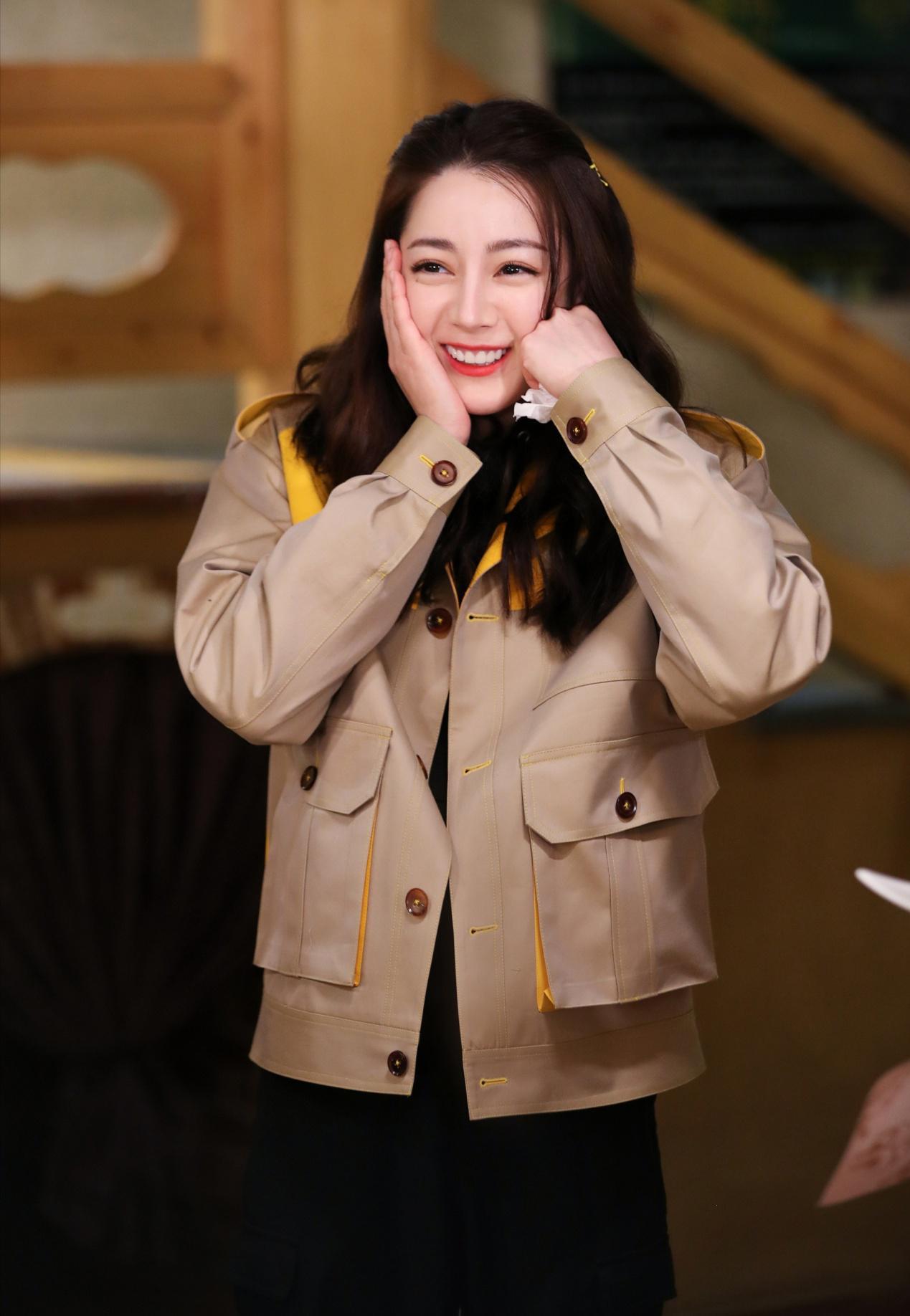 热巴上综艺终于放开!皮质外套配卫衣真减龄,披肩卷发软萌可爱