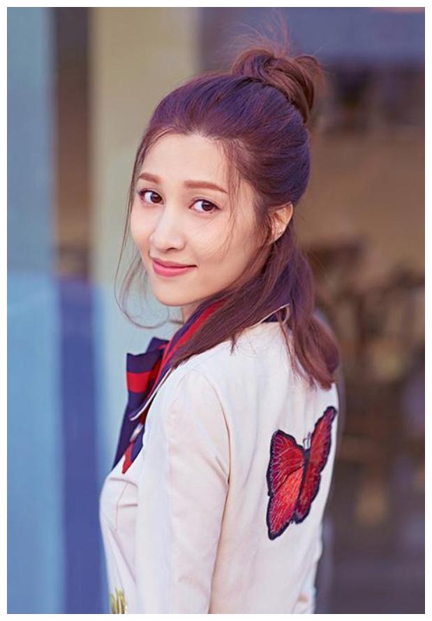 42岁乔振宇剧组庆生,老婆王倩一惊喜现身,严屹宽范明同框比赞