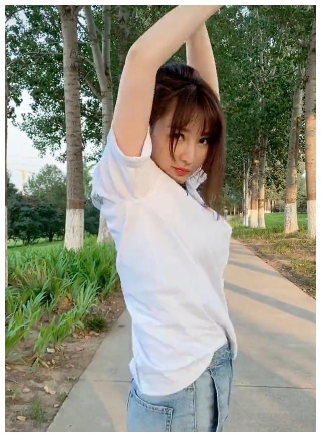 40岁柳岩乡间小路热舞扭腰摆臀超投入却遭网友呛声还不结婚