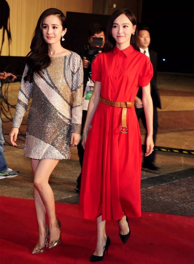 仙剑三姐妹走红毯仨辣妈默契撞衫杨幂包裹严实唐嫣筷子腿惊艳