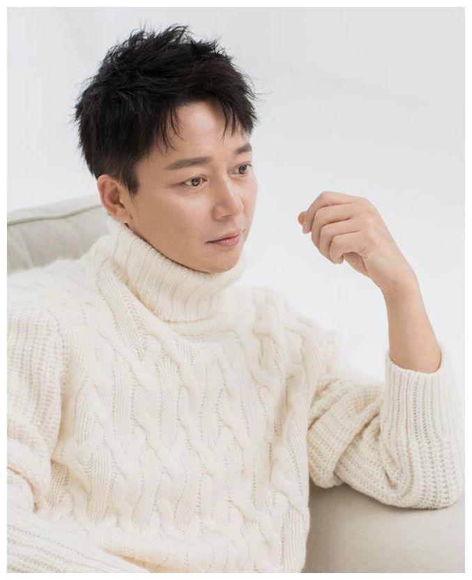 27岁奉子成婚,49岁和儿子同演一部剧,反派之王的生活幸福美满