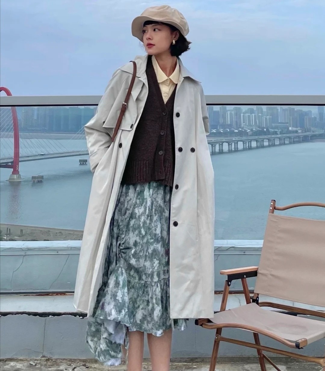 春天一定不能错过的一组搭配,叫"长风衣 碎花裙",显瘦又优雅|风衣