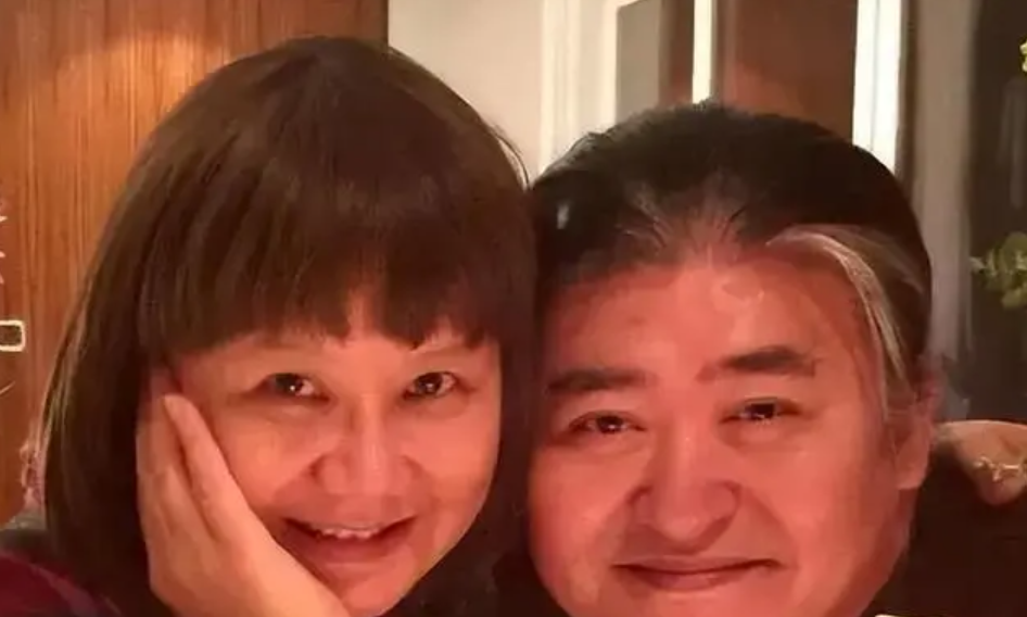 60岁刘欢家中宴请学员,吉克隽逸"露脐装"赴宴,师母反应很微妙