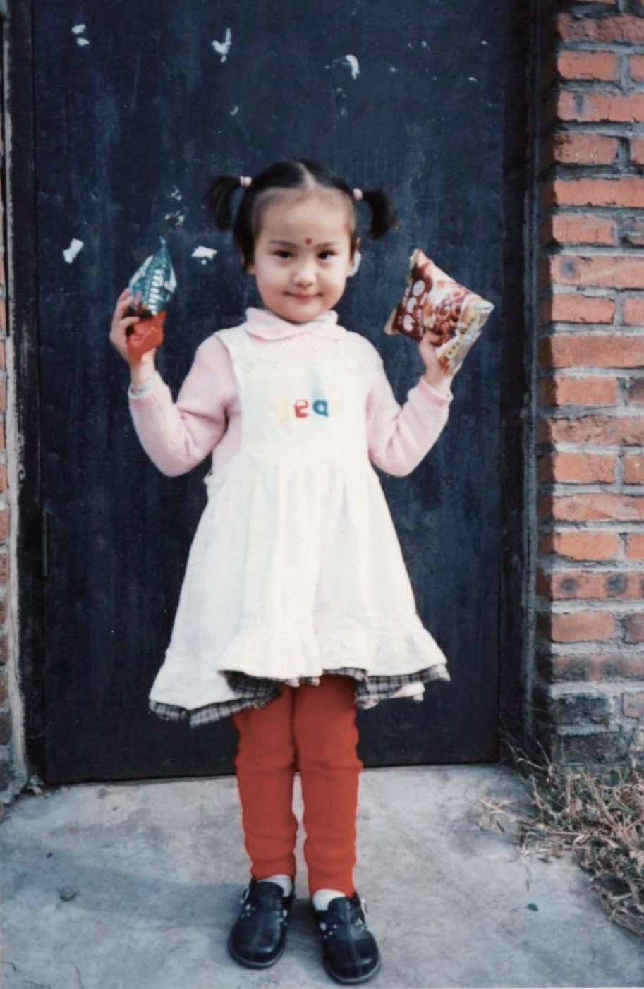 郑爽罕见童年老照片从小就那么美一直美到大