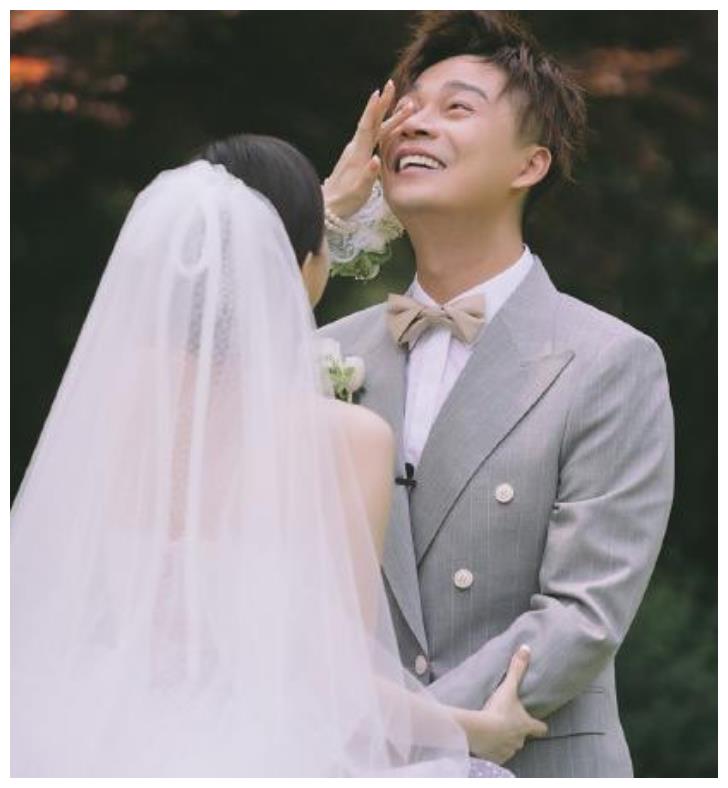 王牌主持人沈涛婚礼现场照,沈涛和妻子站在花环下,十分甜蜜