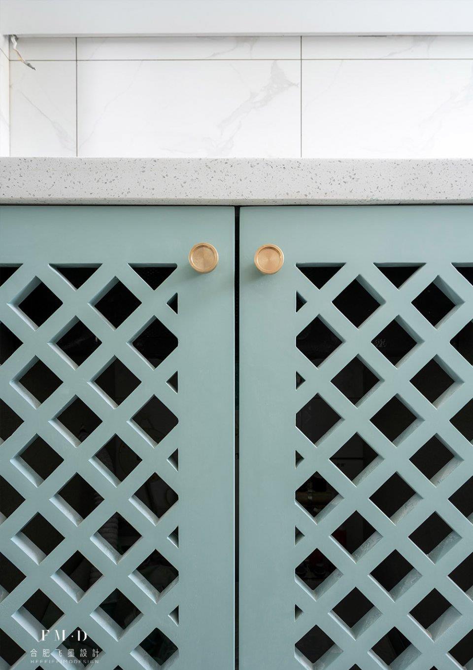 厨房水槽下的柜门,可以选择镂空网格的样式,通风换气颜值超高